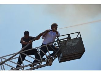 Belediye Başkanı Yangına Müdahale Etti