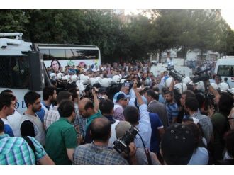 Diyarbakır’da Hdp Ve Dbp “Barış” Yürüyüşü Yaptı
