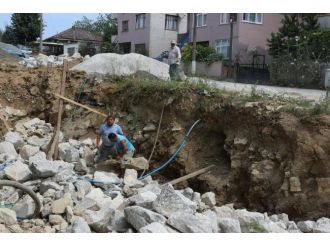 Yol Genişletme Ve Taş Duvar Çalışmaları Sürüyor