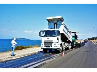 Ayvalık Belediyesi Sıcak Asfalt Çalışmalarını Aralıksız Sürdürüyor.