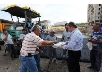 Başkan Palancıoğlu’dan Asfalt Ekibine Serinleten İkram