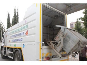Toroslar’da Çöp Konteynerleri Yıkanıyor