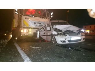 İki Tır Arasında Kalan Otomobil Hurdaya Döndü