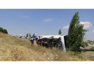 Turist Kafilesini Taşıyan Midibüs Devrildi: 20 Yaralı