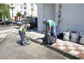 Yağışların Oluşturduğu Çamur Ve Kum Temizlendi