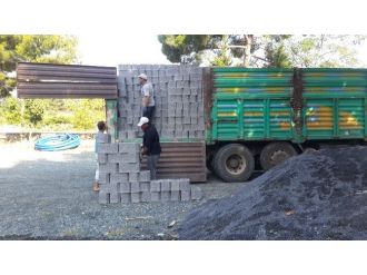 Çevre Derneği Baraka İçerisinde Eğitim Veren Okula Derslik Yapıyor