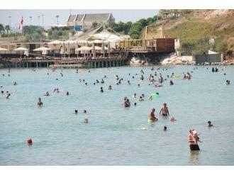 Didim’de Sıcak Havadan Bunalan Soluğu Denizde Alıyor