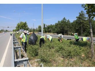 Büyükşehir’den Çevre Yolunda Refüj Temizliği