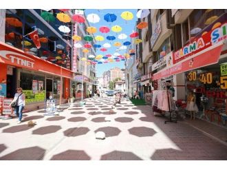 Bolu’da Şemsiyeli Sokak Beğeni Topladı