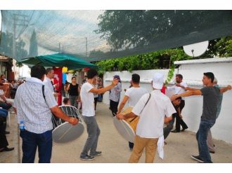 Güzgülü Düğün Yemeğine Katıldı