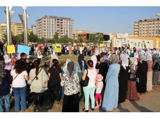 Diyarbakır’da Anneler “Barış Zinciri Oluşturdu