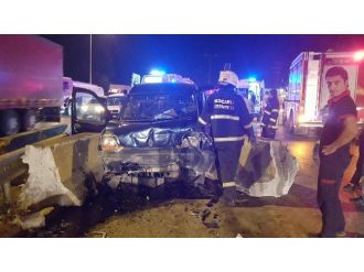 Aşırı Hızla Çarptığı Beton Bariyeri Parçaladı