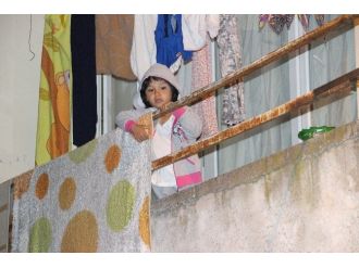 Evde Yalnız Kalan Küçük Balkona Çıkıp Yardım İstedi