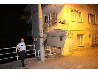 Evde Yalnız Kalınca Polisi Alarma Geçirdi