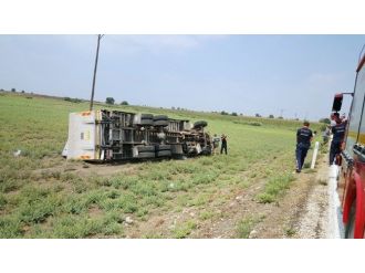 Adana’da Kamyon Şarampole Yuvarlandı: 2 Yaralı