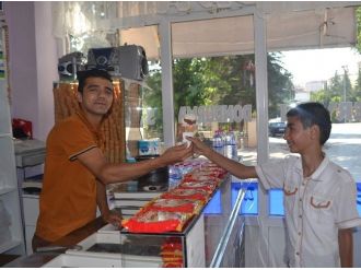 Sıcaklardan Bunalanlar Serinlemek İçin Dondurmacılara Koşuyor