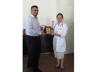 Halk Sağlığı Müdürlüğü’nden Yılın Doktor Adayı Okulu’ya Plaket