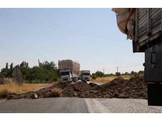 Diyarbakır-bingöl Karayolunu Trafiğe Kapattı