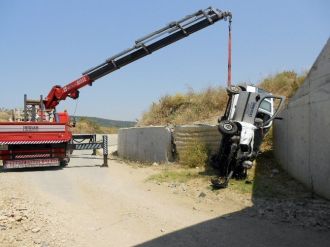 Araç Köprüden Uçtu: 3 Yaralı