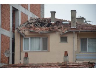 İnşaat Duvarındaki Tuğlalar Yandaki Evin Çatısına Düştü