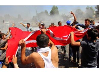 Pasinler’de Lastik Yakarak Yolu Kapatan Vatandaşlar, Teröre Tepki Gösterdi