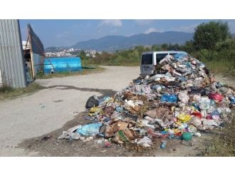 Belediye Sokaktan Topladığı Çöpleri Yine Sokağa Döktü