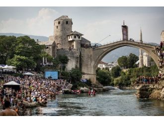 Mostar Köprüsü’nden Nefes Kesen Atlayışlar