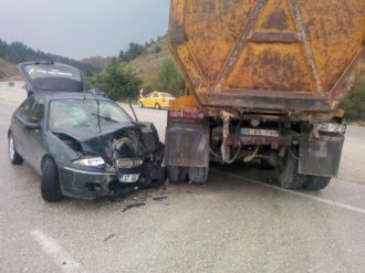 Kamyon İle Otomobil Çarpıştı: 5 Yaralı