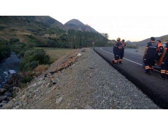 Akıntıya Kapılıp 80 Metre Sürüklenen Araçtan Sağ Çıktılar