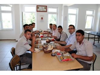 Kaymakam Pehlivan Askerle Karavana Yedi