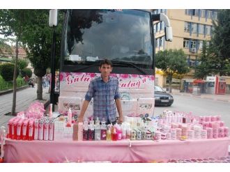 “Gülün Yolculuğu” Otobüsü Afyonkarahisar’da Stant Açtı