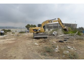 Mersin’de Kaçak Ahırlar Yıkıldı