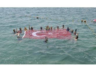 Engellerini Yüzerek Aşıyorlar