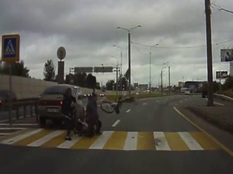 Küçük Çocuğu Metrelerce Uzağa Fırlattı