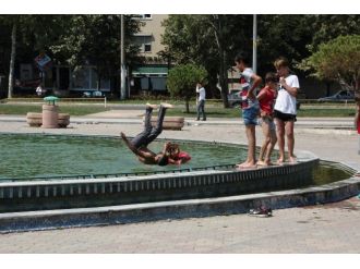 Sıcaktan Bunalan Çocuklar Süs Havuzunda Serinlediler
