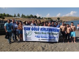 Van Gölü Aktivistlerinden Sahil Temizliği