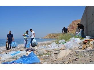Gönüllü Gençlerden Sahil Temizliği