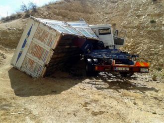Buğday Yüklü Kamyon Dağa Çarparak Devrildi