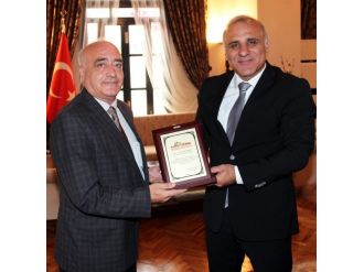 Vali Zorluoğlu’ndan Emekli Olan Cevat Karalı’ya Plaket