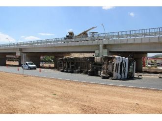 Devrilen Tır Köprünün Ayaklarına Çarptı