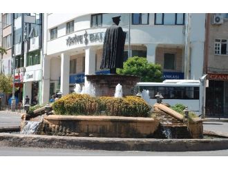 Atatürk Heykeli Bakım Bekliyor