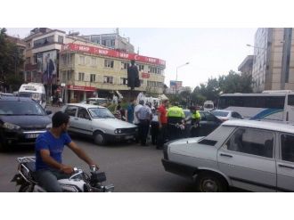 İki Otomobil Çarpıştı, Yol Trafiğe Kapandı