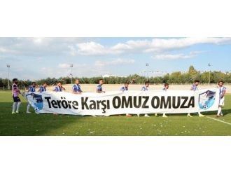 Erzurumsporlu Futbolcular Sahaya ’Teröre Karşı Omuza Omuza’ Pankartı İle Çıktı