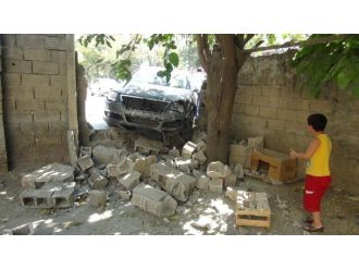 Otomobil Bahçeye Girdi: 2 Yaralı