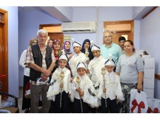 Adapazarı Belediyesi Sünnet Şöleni İçin 70 Çocuğa Sünnet Kıyafeti Dağıttı