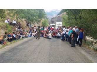 Pkk’lılar Tunceli’de Yol Kesip Propaganda Yaptı