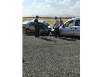 Otomobil İle Hafif Ticari Araç Çarpıştı: 3 Yaralı