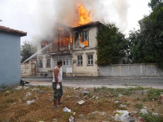 Edirne’de Tarihi Bina Yangında Kül Oldu