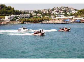 Şişme Botla Denize Açılan Kaçaklar Ölümden Döndü