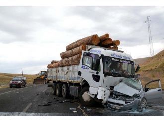 Kamyonla Otomobil Çarpıştı: Biri Polis 2 Ölü
